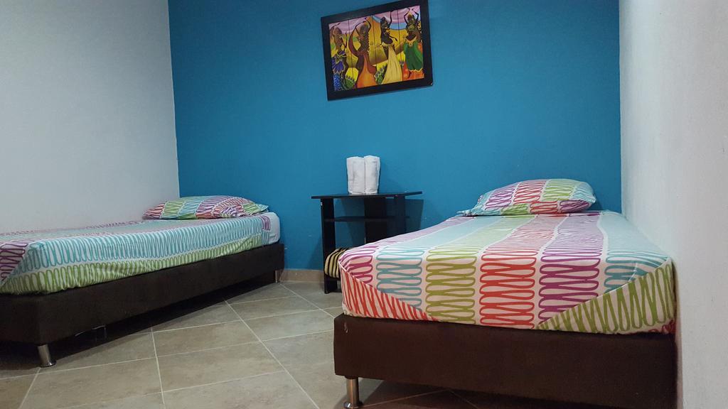 Hostal El Hangar Rionegro Luaran gambar